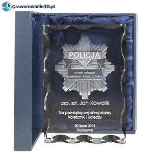 szklana statuetka z grawerem odznaki policyjnej