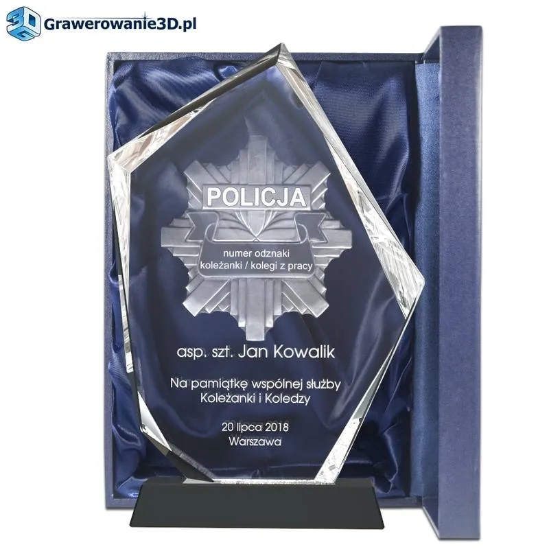 Statuteka z wygrawerowaną odznaką policyjną