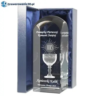 szklana statuetka jako pamiątka komunii świętej z imieniem dziecka