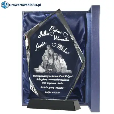 Szklana statuetka z wygrawerowanym zdjęciem klasowym na prezent dla nauczyciela