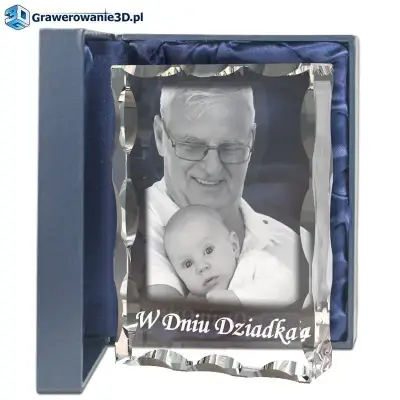Umieszczona wewnątrz szkła kryształowego fotografia pięknie prezentująca się wraz z dedykacją. Dzień dziadka to idealny czas aby podarować piękne zdjęcie wygrawerowane wewnątrz pięknego zdobionego kryształu.