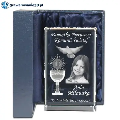 Piękna pamiątka pierwszokomunijna dla dziewczynki, bądź chłopca. Pamiątka od chrzestnego, od chrzestnej, rodziców dla dziecka. Zdjęcie w szkle z modlitwą, życzeniami, datą grawerowane.