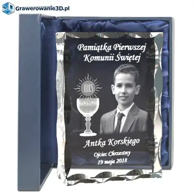 szklana statuetka na pamiątkę z grawerem. Pamiątka dla chłopca na komunię. Pamiątka I komunii Świętej.