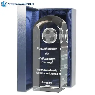 Dla trenera podziękowanie w szklanej statuetce