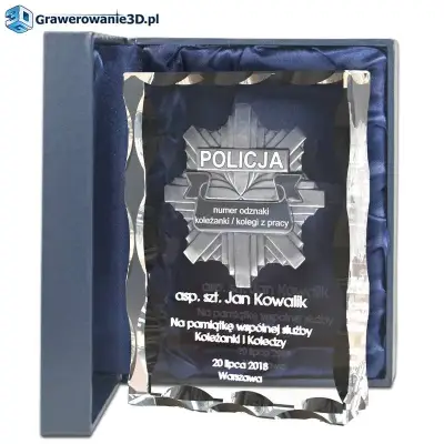 szklana statuetka z grawerem odznaki policyjnej