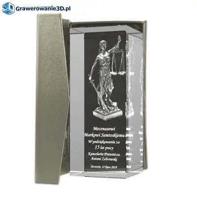 kryształowa statuetka jako ekskluzywny prezent dla adwokata