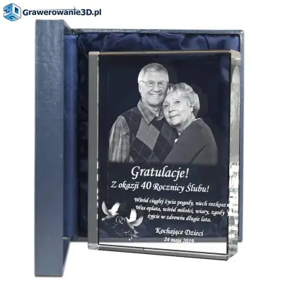 na 40 rocznicę ślubu prezent grawerowany ze zdjęciem dla rodziców na rocznicę. piękna statuetka kryształowa