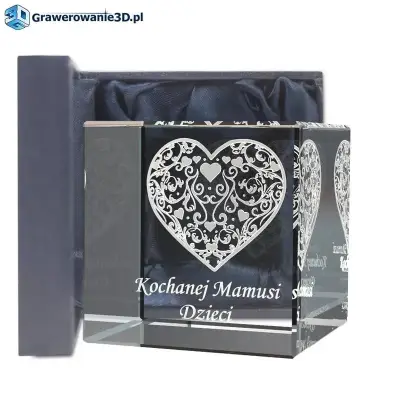 piekny i wyjatkowy prezent dla mamy wreczony 26 maja w dzień matki. Wspanialy podarunek. Serce koronkowe z własnym tekstem wewnatrz szkła grawer na życzenie