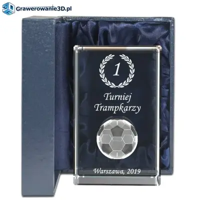 Prezent dla piłkarza grawer 3D w szklanym trofeum, trofeum jako prezent dla piłkarza