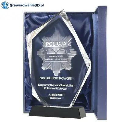 Prezent dla policjanta od kolegów z pracy - grawer w kryształowej statuetce, Wyjątkowy prezent dla policjanta z komisariatu w którym pracował.