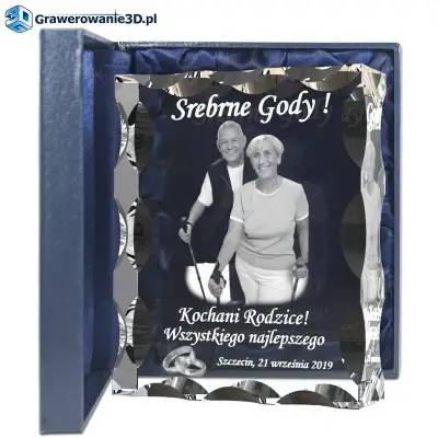 Szklana statuetka na rocznicę ślubu dla rodziców, zdjęcie grawerowane w szkle. Piękny prezent dla rodziców na jubileusz.