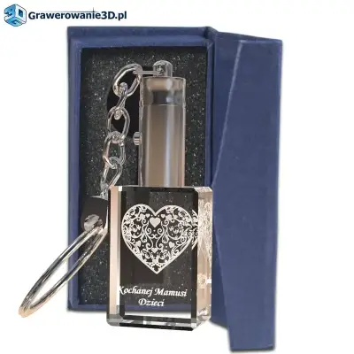 wyjątkowy prezent dla mamy na dzień matki, serce wygrawerowane w szkle dla mamy z tekstem, życzenia dla mamy w szkle