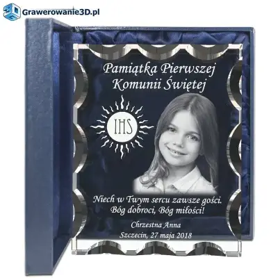 prezent na komunię dla dziewczynki w szklanej statuetce, grawer ze zdjęciem w krysztale, grawer w szkle