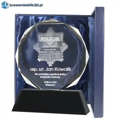 Prezent dla policjanta na odejście na emeryturę - grawerowana statuetka jako prezent z odznaką i numerami służbowymi policjanta