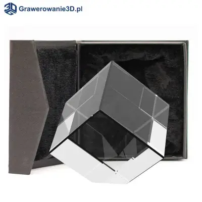 statuetka z grawerowanym logo firmowym