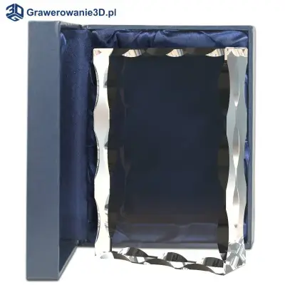 szklana statuetka ze zdobionymi narożnikami