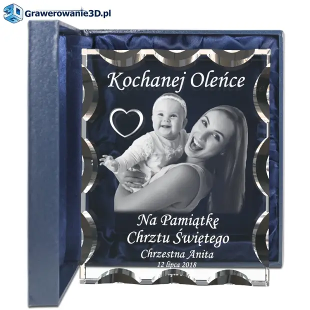 statuetka kryształowa ze zdobionymi krawędziami