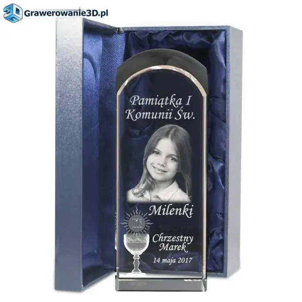 pamiątka pierwszej komunii świętej w szklanej statuetce
