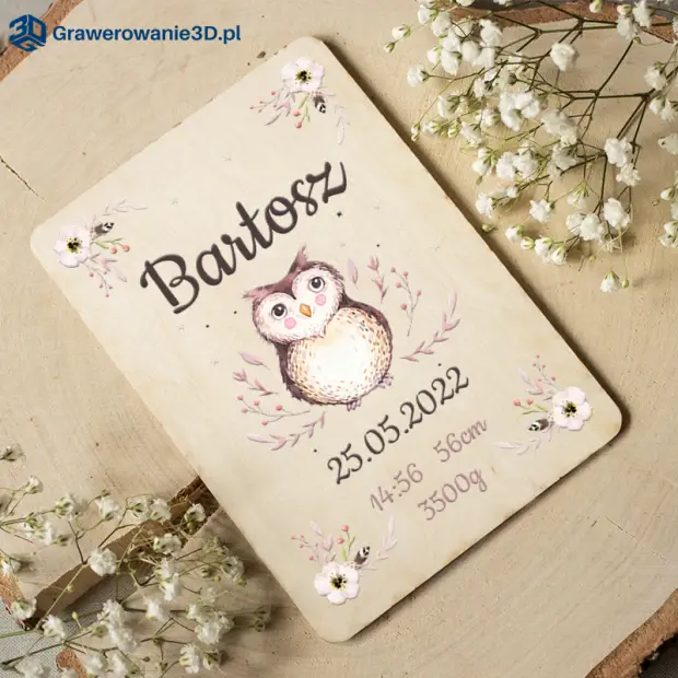 Drewniana kartka z metryką urodzenia