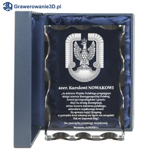 Gratulacje z okazji przysięgi wojskowej elegancka kryształowa statuetka z grawerem wewnątrz