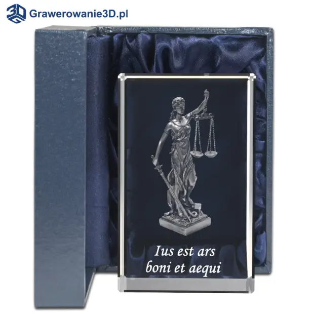 Temida 3D wygrawerowana wewnątrz kryształowej statuetki