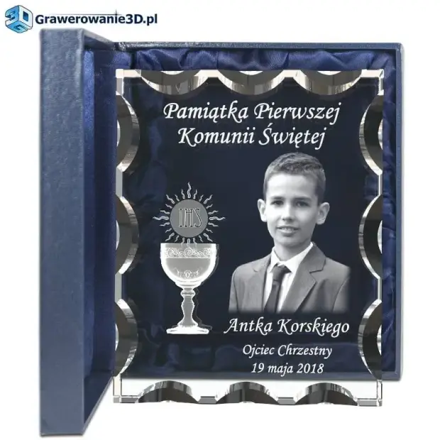 Grawerowany prezent na komunię dla chłopca. Grawer 3d kielich w szkle, zdjęcie w szkle, kryształ