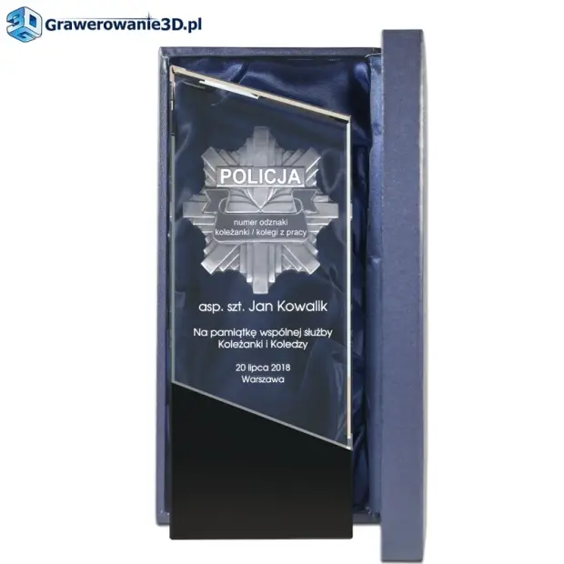 Podziękowania dla policjanta - grawer 3d odznaki w kryształowej statuetki z numerami policjanta, prezent dla policjanta