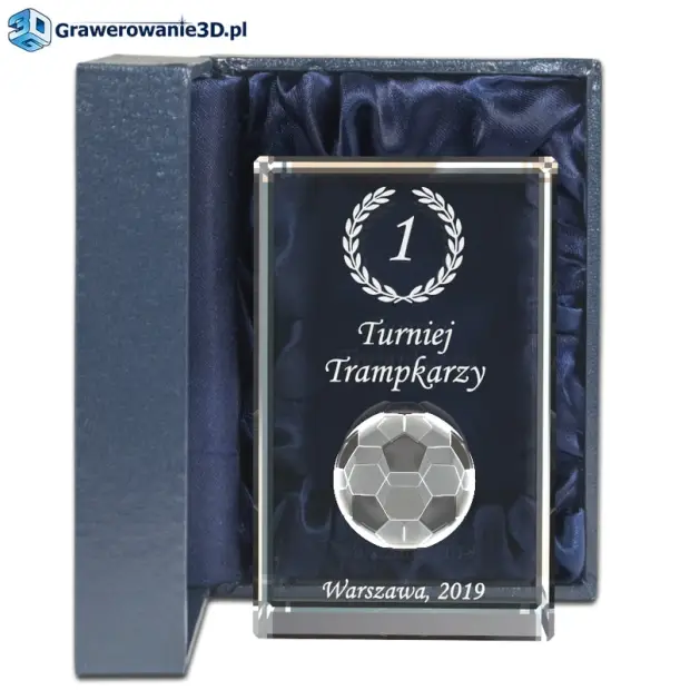 Prezent dla piłkarza grawer 3D w szklanym trofeum, trofeum jako prezent dla piłkarza