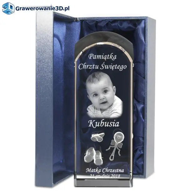 Prezent na chrzciny dla chłopca, szklana statuetka z grawerem 3D