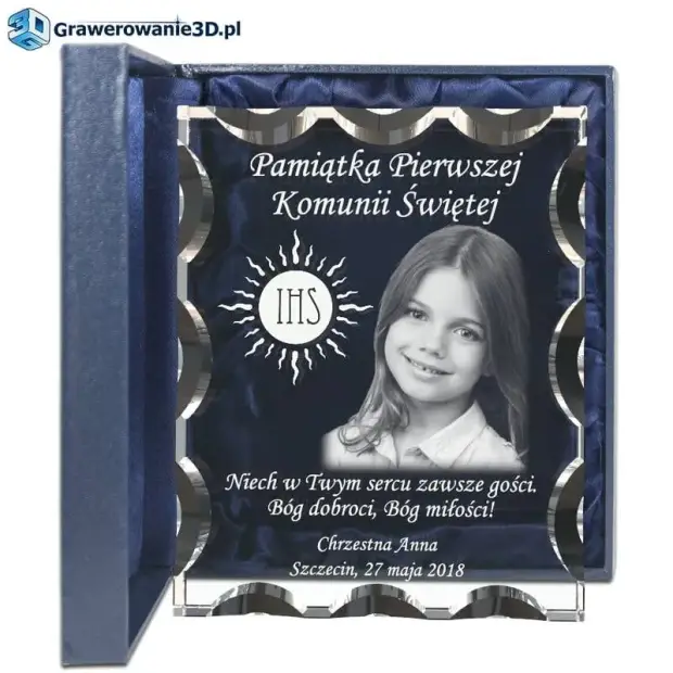 prezent na komunię dla dziewczynki w szklanej statuetce, grawer ze zdjęciem w krysztale, grawer w szkle