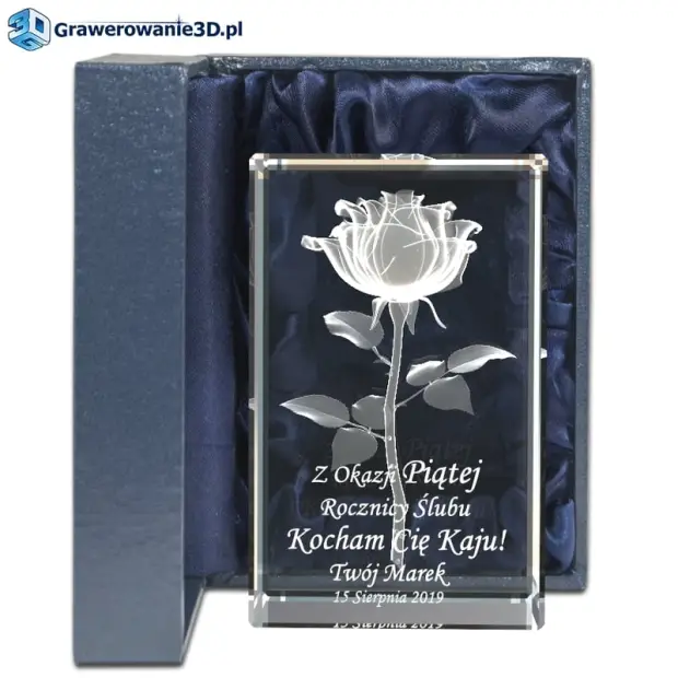 Prezent na drewnianą rocznicę związku grawerowane w krysztale życzenia oraz róża 3D