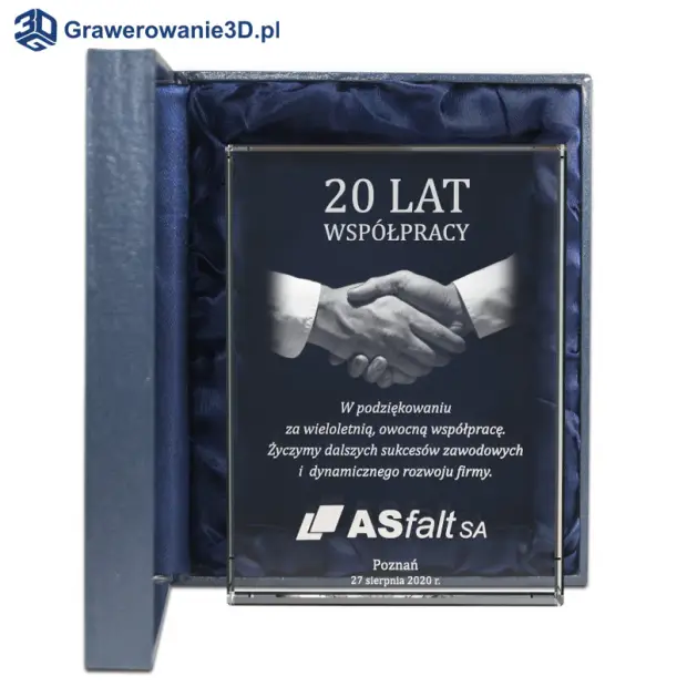 szklana statuetka podziękowania za udaną współpracę uścisk dłoni w 2,5D