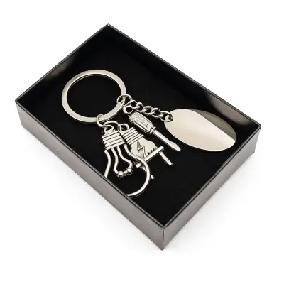 breloczek z grawerowaną zawieszka dla elektryka w opakowaniu