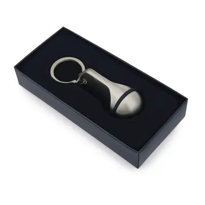 breloczek metalowy ciężki z grawerem numeru pokoju