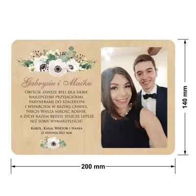 drewniana kartka z drukowanym kolorowym zdjęciem młodej pary