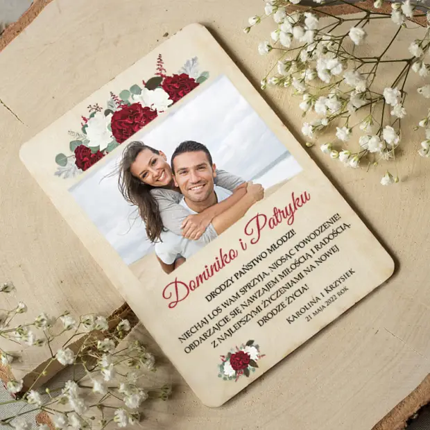 Drewniana kartka na ślub ze zdjęciem nowożeńców