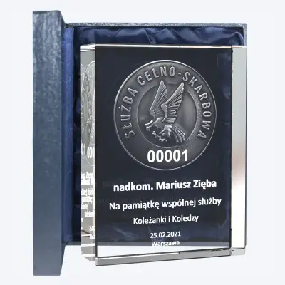 szklana statuetka odznaka celno-skarbowa z grawerem w szkle
