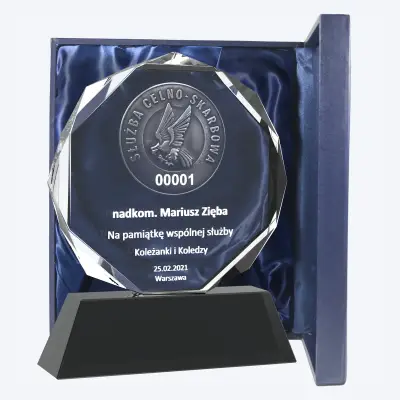 grawerowana statuetka dla kolegi ze służby celno-skarbowej