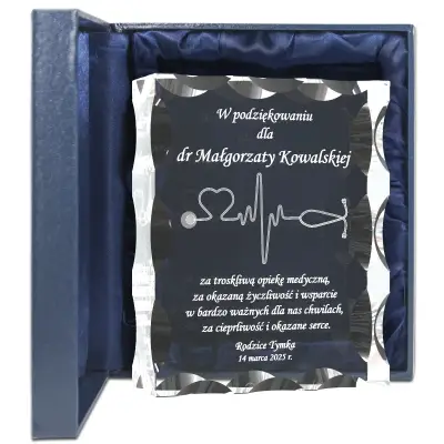podziękowanie za fachową opiekę lekarską dziecka szklana statuetka
