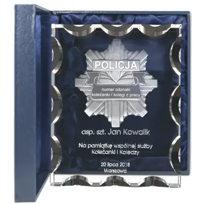 Kryształowa statuetka podziękowanie za służbę dla policjanta z odznaką 3D