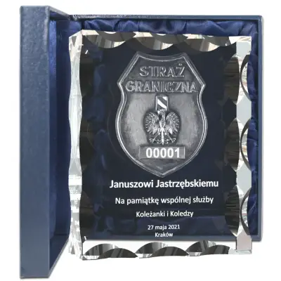 odznaka straży granicznej z numerem id wygrawerowana wewnątrz szkła