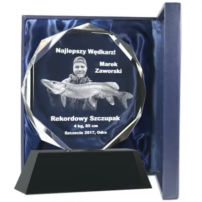 statuetka z grawerem zdjęcia wędkarza z rybą na urodziny