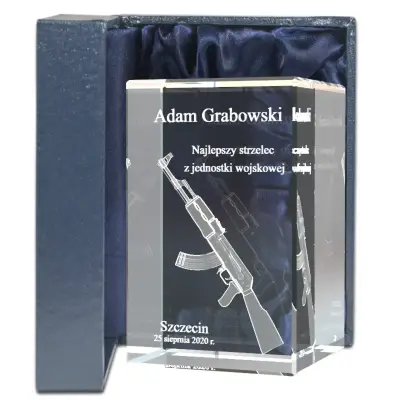 statuetka z karabinem ak47 w środku