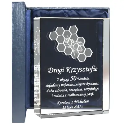 pszczoła 3D na plastrach miodu wygrawerowana w szkle na urodziny