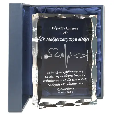 kryształowa statuetka 3D z personalizowanymi podziękowaniami dla doktora za udzieloną pomoc