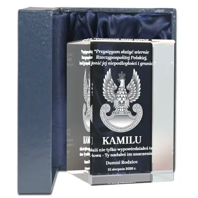 szklana statuetka z symbolicznym grawerem na przysięgę wojskową