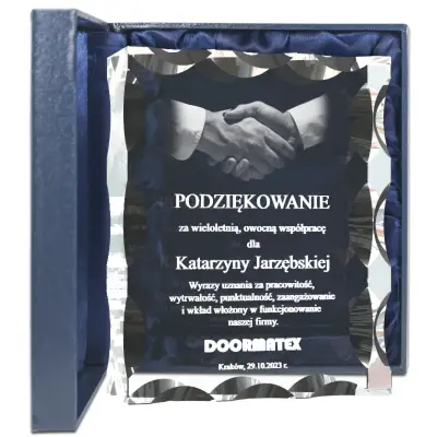 szklana statuetka podziękowania od firmy dla pracownika za lata pracy