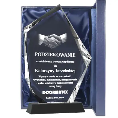 statuetka szklana z podziękowaniami za lata pracy od firmy