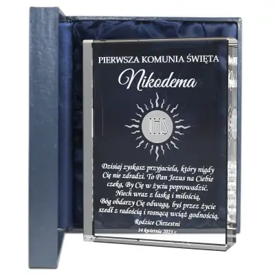 Szklana statuetka z grawerowaną hostią