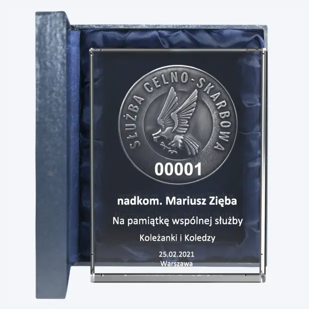 grawerowana statuetka z odznaką celno-skarbową